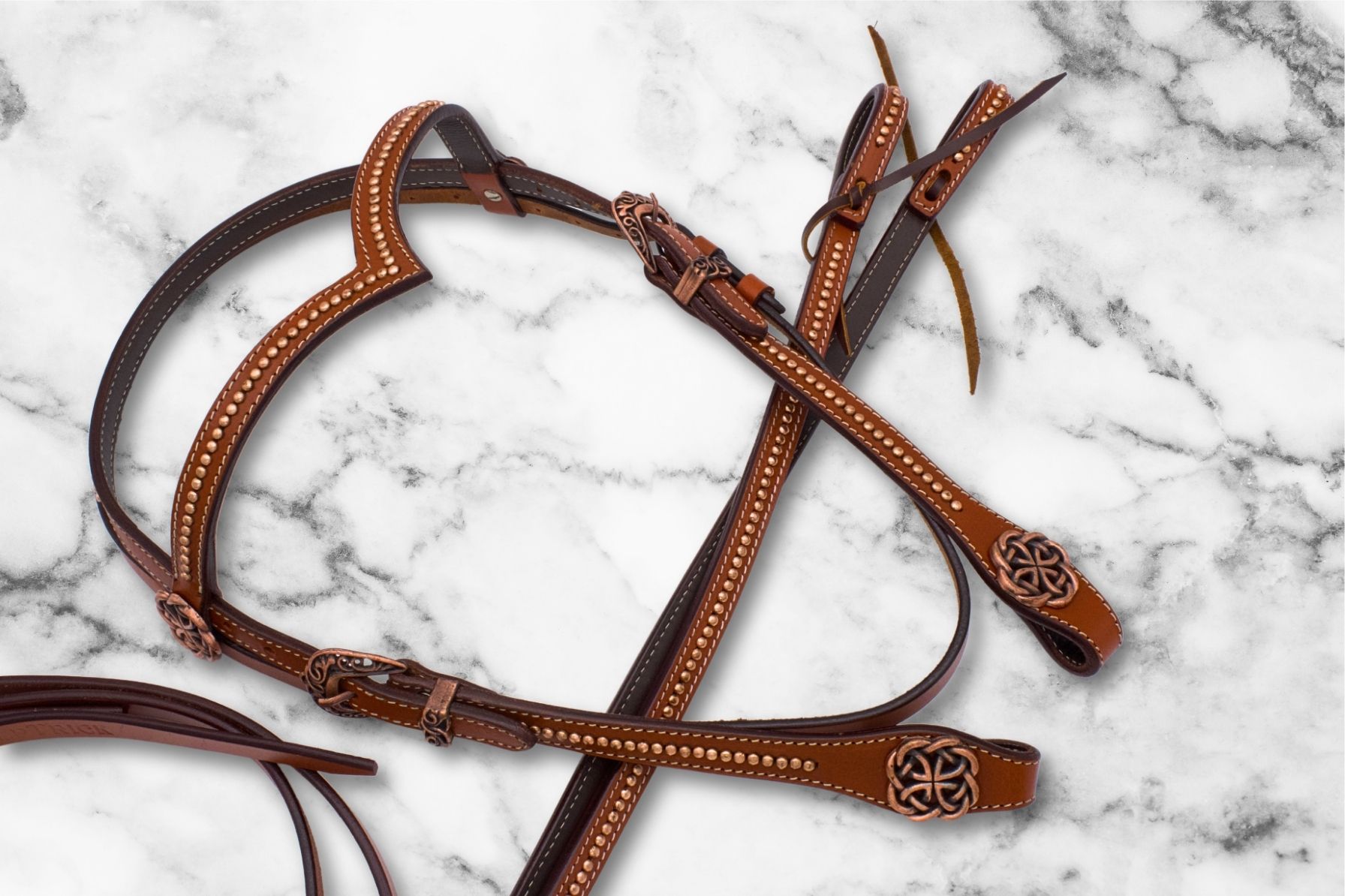 Westernová uzdečka, snaffle s čelenkou do V, přezky měděné barvy, cvočky a konšíky, hnědá